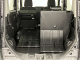 【リヤシートアレンジ】リヤシートは左右独立式。片方だけ倒す事で3人乗車で長い荷物が積めます。