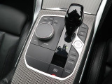 【シフトノブ】BMWの高性能オートマチックは、ATセレクトレバーを左側に倒すことで、通常の「D」から「S」(スポーツ)または「M」(マニュアル)へと切り替えが可能です。