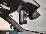 MINIではルームミラーの裏側にETCの車載器が内蔵されており、別途で車載器の購入必要なしで非常にスマート。皆様が驚かれるポイントのでもあります