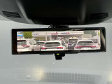 インテリジェントルームミラー。車両後方のカメラ映像をミラー面に映し出すため、車内の状況や天候などに影響されずいつでもクリアな後方の視界が得られます。