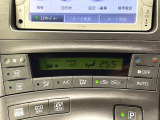 【オートエアコン】一度お好みの温度に設定すれば、車内の温度を検知し風量や温度を自動で調整。暑い&hellip;寒い&hellip;と何度もスイッチ操作をする必要はありません。快適な車内空間には必須の機能ですね♪