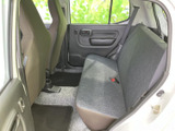 後席には座面と背もたれがしっかり備わり、同乗者が落ち着いて過ごせる空間です。窓からの視界も確保され、足元まで見渡しやすい印象です。