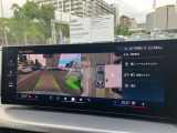 【ⅰドライブナビゲーション】文字情報も鮮明に表示する高解像度カラーディスプレイを採用。視認性に優れた地図デザインと特徴的な建造物を目印にした描写表示で現在位置を把握できます。地図データの更新も可能です