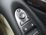 電動格納式ドアミラーですので運転席からミラーを調節していただけます♪