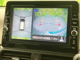 後方映像に加えて車両周囲の表示も確認でき、駐車時の状況把握をサポートします。ガイド線を目安にしながら、ミラーでの確認や目視と合わせて活用できます。