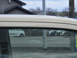 現在、雨除けのドアバイザーがついておりませんでしたので、ご希望の方はお問い合わせ下さい!