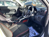 高いホールド性で運転姿勢が安定します。長距離ドライブでも疲れにくいのが魅力です。快適なドライビングライフをお送りください♪