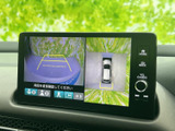 後方の映像に加えて周囲を上から見た表示も確認でき、駐車時の周囲確認をサポートします。画面上のガイド表示を目安にできるため、駐車スペースへ車を寄せる際にも役立ちます。