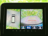 車両周囲の映像に加えて上方から見た表示もあり、駐車時に周囲との位置関係を確認するのに役立ちます。画面上のガイド表示を参考に、駐車操作をサポートします。