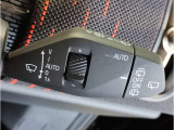 MINIの内装はとにかく『円』に拘ったデザインコンセプトが一目で伝わってきます。これほど円形に拘った車は他に御座いません。伝統のデザイン、トグルスイッチなど遊び心のある内装で御座います。