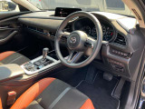 フロントピラーの位置を従来よりも後方にレイアウト。運転席からの視界の広がりを向上。車両の周囲の状況を、いち早く知ることで、安全に運行できます。