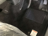 フロアマット標準装備。車内を清潔に保ちます。