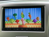 テレビ番組を画面に表示でき、停車中に映像を視聴してひと息つきたい場面にも活用できます。画面で番組を確認しながら、休憩時間を過ごす際の楽しみを広げてくれる装備です。