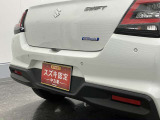 【後退時ブレーキサポート】リヤバンパーに4つの超音波センサーを内蔵し、車両後方にある障害物を検知。透明なガラスなども検知でき、コンビニの駐車場などでの衝突回避をサポートします。