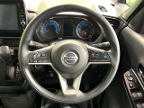 インテリアに合わせたデザインのステアリングは、運転される方のことも考え、運転しやすい形状、大きさです。是非一度、実際に触ってお確かめください。