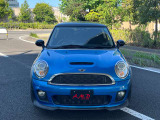 正面から。MINI クーパーS JCWエアロらしい印象的なフロントマスクです。