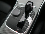 【シフトノブ】BMWの高性能オートマチックは、ATセレクトレバーを左側に倒すことで、通常の「D」から「S」(スポーツ)または「M」(マニュアル)へと切り替えが可能です。