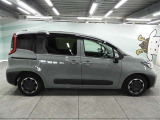 両側パワースライドドア付きだから、狭い駐車スペースなどでの 乗り降りラクラク!小さなお子さまのいるご家庭には嬉しい装備。