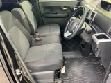 運転席と助手席はゆとりを感じる配置で、座面と背もたれには柄入りのファブリックを採用しています。ドア側から乗り降りしやすく、前席に座った際の視界も広く感じられる室内です。