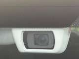 【アイサイトVer3】前方の車両等を検知し、衝突しそうな時は警報で注意を促し、ブレーキを踏む力をサポート。ブレーキを踏めなかった場合は衝突被害軽減ブレーキが作動、衝突回避をサポートします。