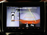 パノラミックビューモニターを装備。駐車場や交差点でクルマを真上から見るように周囲を確認できます。機能の詳細は販売店スタッフまでおたずねください。
