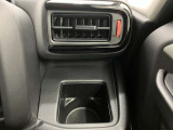 【運転席ドリンクホルダー】使いやすさに配慮したドリンクホルダー