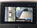 後方映像に加え、車両周辺を上から見た表示も確認できるモニターです。画面上のガイドラインが駐車時の位置合わせを助け、後退時の周囲確認をサポートする便利な装備です。