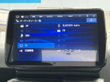 音楽ソースを一覧で確認でき、オーディオや各種メディアの選択肢が画面にまとまっています。表示を見ながら音楽を選びやすく、日常の移動時間にも活用いただけます。