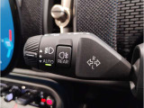 MINIの内装はとにかく『円』に拘ったデザインコンセプトが一目で伝わってきます。これほど円形に拘った車は他に御座いません。伝統のデザイン、トグルスイッチなど遊び心のある内装で御座います。