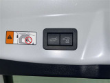 電動式バックドアです。 荷物を持ったままでもボタン一つで自動的に開け閉めできるので便利ですよ。 挟み込み防止機能も付いていますのでお子様の手や荷物を挟み込むのを防いでくれますよ。