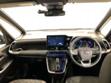視界も広く、周囲が見やすいので安全に運転できます。また、周辺機器も簡単に操作できますので、ドライバーにとって使いやすく、万が一の時にも安全に設計されています。