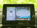 車両周辺を映像で確認できるモニターを備え、駐車時などに周囲の状況を把握するのに役立ちます。画面上のガイド表示も確認でき、狭い場所での取り回しや駐車をサポートする装備です。