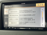 ナビ画面には目的地設定や周辺施設検索、お気に入り登録などの項目が表示されています。メニューが画面上で見分けやすく、行き先の設定や情報確認を進めやすい構成です。