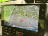 画面には後方の映像とガイド線が表示され、駐車時に後方の状況を確認する際に役立ちます。周囲に注意を払いながら車庫入れを行えるため、毎日の駐車をサポートする便利な装備です。