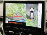 後方映像に加えて車両周辺の状況も画面で確認でき、駐車時の位置合わせをサポートします。目安となるガイド表示もあり、周囲を確認しながら操作しやすい装備です。