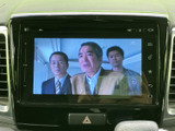映像を画面に表示できるモニターを装備しています。停車中のひと休みや待ち時間にテレビ番組を視聴でき、車内で過ごす時間をより快適にする便利な装備としてご活用いただけます。