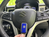 ステアリングの左右に複数のスイッチを備え、手元で各種操作を行える構成です。メーターを見ながら扱いやすく、運転中も視線移動を抑えて必要な機能を選びやすい装備です。