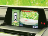 周囲の映像に加えて車両の位置を上から見た表示もあり、後方や車両周辺を確認する際に役立ちます。画面上のガイド表示を参考にしながら、駐車時の確認を行えます。
