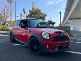 ミニ クーパーSの右前から見た外観です。車両全体のバランスが分かりやすい一枚です。