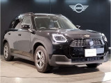 MINIのフロントグリルのデザインはイギリスで生まれた当初から、シルバーのサイドバーが折り重なった伝統的なデザインで御座います。その伝統はBMWのお車になってからでも少しずつ形を変えて守られております