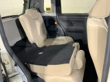 後席背もたれを倒せばちょっと大きめの荷物や長いものを積みたい時に便利です。