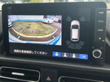 後方の映像に加えて車両周囲の状況も画面で確認でき、駐車時の目安となるガイド線も表示されます。周囲を直接確かめながら、車庫入れをサポートします。