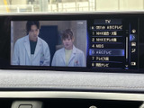 テレビ番組を停車時に視聴でき、画面では放送局の一覧から選局できます。お出かけ先での待ち時間など、車内で過ごす時間に映像を楽しめる便利な装備として活躍します。