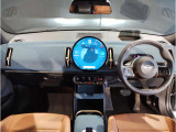 MINIの内装はとにかく『円』に拘ったデザインコンセプトが一目で伝わってきます。これほど円形に拘った車は他に御座いません。伝統のデザイン、トグルスイッチなど遊び心のある内装で御座います。
