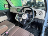 【運転席】座り心地が良いシートなので長時間の運転でも快適にお過ごしいただけます。新品のフロアマットのご注文も可能です。掲載箇所以外にご希望の写真がございましたらお気軽にお問い合わせ下さい。