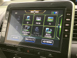 画面上にiPod、SD、FM/AM、Bluetooth Audioなどの選択肢が並び、利用したい音源を確認しやすい構成です。普段お使いの機器やメディアに合わせて選べます。