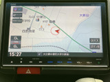 現在地周辺の道路や地名が画面に表示され、目的地までの道順を確認する際に便利です。地図表示を活用して、慣れない場所へのお出かけもサポートします。