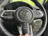 手元にはオーディオや表示切替などのスイッチがまとまり、運転姿勢を保ちながら操作しやすい配置です。各ボタンの表示も確認しやすく、日常使いに便利です。