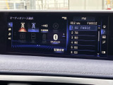 ラジオやディスク、Bluetoothなどの音源が画面に並び、使いたい項目を選びやすい表示です。放送局の一覧も確認でき、移動中の音楽やラジオを手軽に選べる便利な装備です。