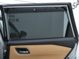ロールサンシェード〈セカンド〉窓からの日射しが眩しいときにサッと引き出せるサンシェードを、全車スライドドアに標準装備。お子さまの安眠を守ります。